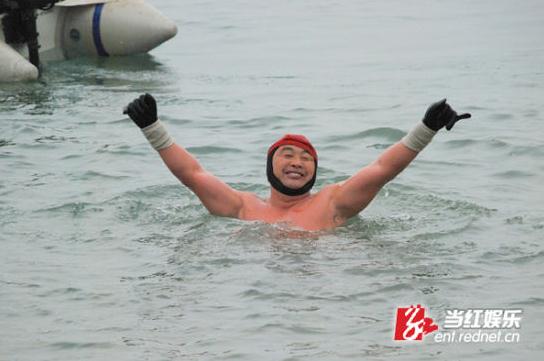 耐寒奇人長沙街頭挑戰人類耐寒極限,比基尼美女體驗“冰凍”