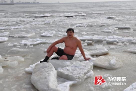 耐寒奇人長沙街頭挑戰人類耐寒極限,比基尼美女體驗“冰凍”