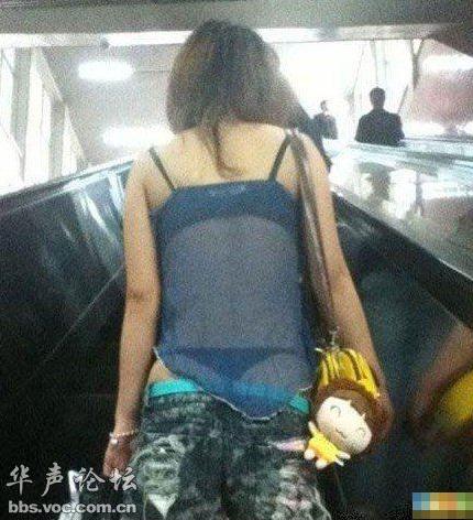 姐，穿這樣也逛街？內褲外穿太霸氣鳥