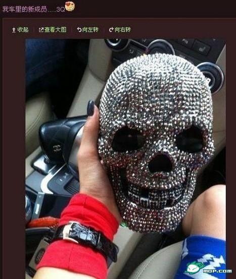 女消防員微博炫富惹爭議:黑龍江一女消防員微博炫富并公布性感照片