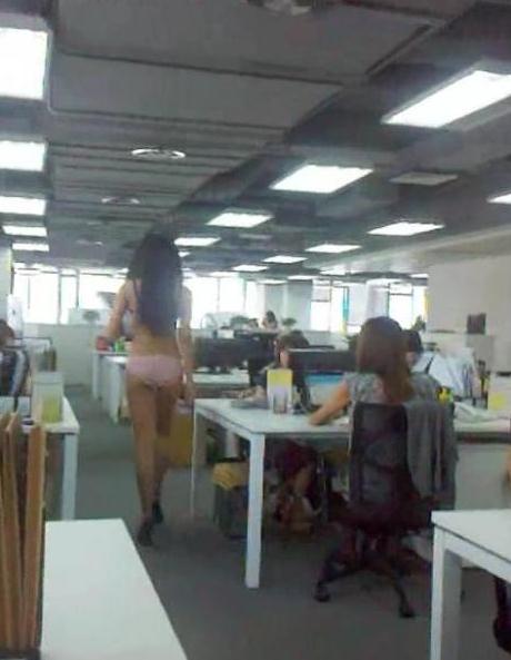 內(nèi)衣上班姐的內(nèi)衣門事件:噴血內(nèi)衣上班姐爆紅網(wǎng)絡(luò)