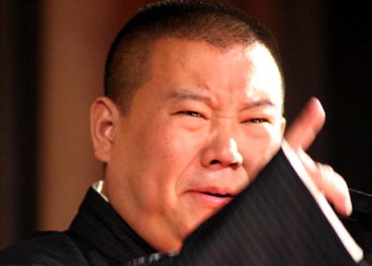 郭德綱春晚相聲被批笑料不足,郭德綱回應(yīng)“爺?shù)闹腔郾忍O(jiān)強(qiáng)”