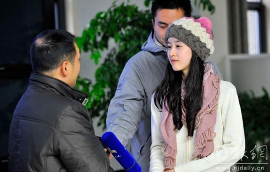 奶茶mm實習引圍觀,網友稱“奶茶妹妹章澤天清純可愛真是宅男女神”組圖