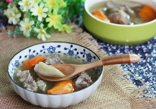 豬骨除含蛋白質、脂肪、維生素外，還含有大量磷酸鈣、骨膠原、骨黏蛋白等，能為讓乳汁的營養更豐富，寶寶吃了更健康。