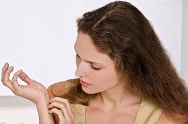 為什么皮膚瘙癢“越撓越癢”，“越癢越撓”再撓剁手