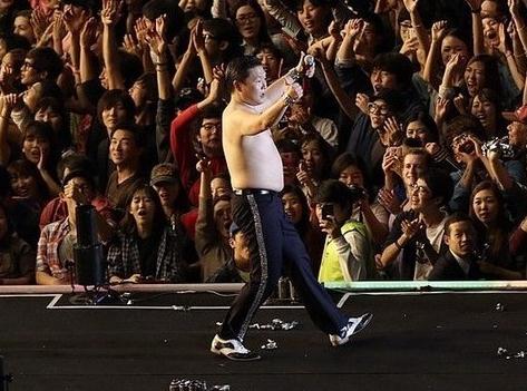 衛視跨年爭鳥叔：多家電視臺搶鳥叔來跨年出場費報價已超1000萬，PSY鳥叔有多火