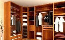 整體衣柜的長壽秘密：巧用工具清潔衣柜