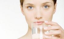 晨起先刷牙還是先喝溫開水好？白開水VS淡鹽水好壞