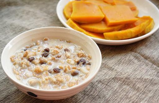 喝燕麥粥預(yù)防心臟病