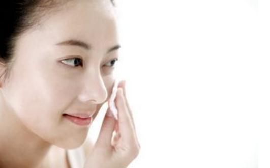 化妝棉和爽膚水如何搭配使用?