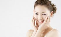 摸臉太毀容顏！護(hù)膚陋習(xí)你必知！