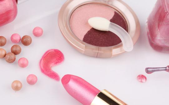 這樣化妝讓你老5歲！底妝過(guò)白最顯老