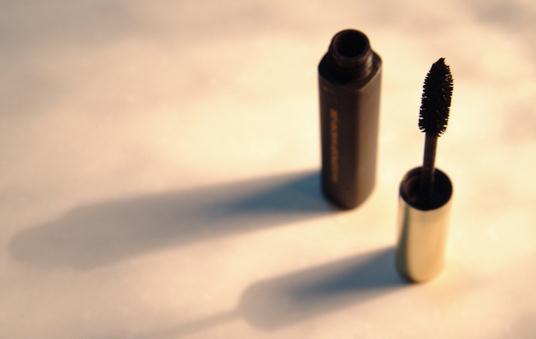 怎么貼假睫毛才能自然?