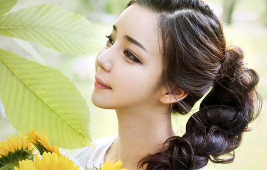 華麗優(yōu)雅的簡(jiǎn)潔盤(pán)發(fā)的方法