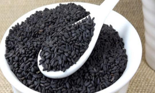 想要白發變黑發吃什么？黑豆幫你黑發