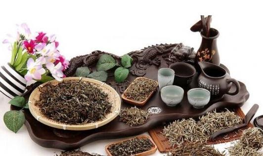 隔夜茶渣有什么用處？茶葉消除黑眼圈