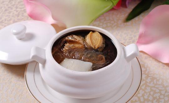 養生湯幫你越活越年輕！紅棗烏雞湯的做法