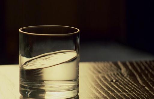 晨起一杯淡鹽水合適嗎?