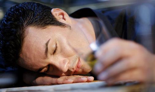 用喝酒來幫助睡眠是不可取有害健康