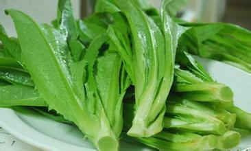 萵筍葉子能吃嗎 萵筍葉,原產(chǎn)中國、印度、日本等溫帶地區(qū)。菊科萵苣屬,一年生草本植物,葉片形狀皺曲。富含維生素、胡蘿卜素,人們吃萵筍只吃根部,其實萵筍葉更有營養(yǎng)價值。 萵筍是一種營養(yǎng)豐富的食材,人們一般會把它的根莖作成美食來享用,但是卻會把它的葉子丟掉,因為大多數(shù)人認為萵筍葉子是不能吃的,那么這種看法正確嗎?萵筍葉子能吃嗎?其實,萵筍的嫩葉也是很好的食物,它里面所含有的營養(yǎng)甚至比萵筍的根莖還要豐富,而且萵筍葉子制作工序也很簡單,味道鮮美。 萵筍是人們生活中較為常見的一種家常菜,萵筍葉子能吃嗎?有些人在吃萵筍的時候會把葉子丟棄,其實,據(jù)營養(yǎng)專家介紹,萵筍葉子里面含有豐富的營養(yǎng)成分,如果直接棄之不吃,是很可惜的。 其實萵筍葉可以涼拌食用,而且只有把萵筍葉通過開水焯水過后就用醬油把萵筍葉拌均勻即可,味道清淡而萵筍葉香脆。其實萵筍葉中的營養(yǎng)含量要比勁還要高,還可以促進腸胃功能、降低血脂、控制血糖等功效,喜歡的人們不妨一試。 萵筍葉的吃法 我們經(jīng)常吃萵筍,一般我們在吃萵筍的時候只是吃萵筍的根部,不吃萵筍的葉子的,今天我們來看看萵筍葉怎么吃吧。萵筍葉我們可以炒著吃,生著沾醬吃也行,也可以燙后切細涼拌吃。還是麻辣燙的好配料哦! 1、涼拌:用麻醬、蒜泥,味道很清爽啊。 2、蘸醬:可以蘸黃醬、甜面醬、辣醬等,吃著很美味。 3、熱炒:可以萵苣一起炒,味道也不錯。 4、做湯:雞蛋湯里面放一些,也可以啊。 溫馨提醒,萵筍葉子是完全可以吃的,可以把它當做蔬菜食用,充分利用它的營養(yǎng)價值,另外,萵筍不能與石榴一起吃,否則容易產(chǎn)生毒素。