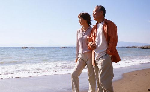 老人走路內八竟是關節炎