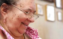 老人如何正確佩戴老花鏡