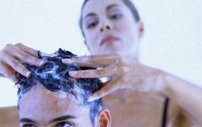 頭發油膩怎么辦 25招緩解