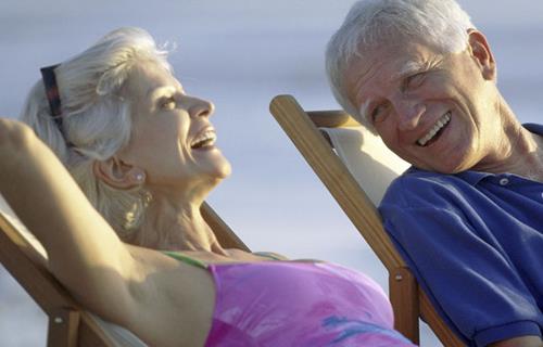 老人曬太陽最好穿紅色衣服