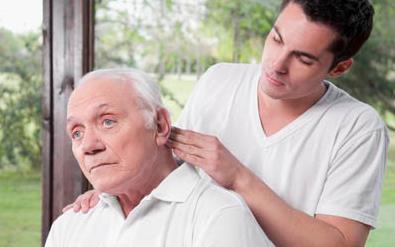 老人常按摩頭皮 預防老花眼