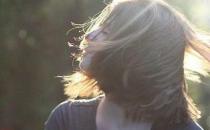 老人這樣保護頭發白發少