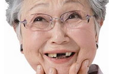 老年人戴假牙 護(hù)理有講究