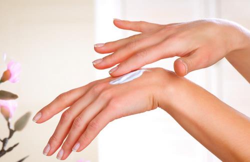 老人冬天熱水泡手也能保健養(yǎng)生