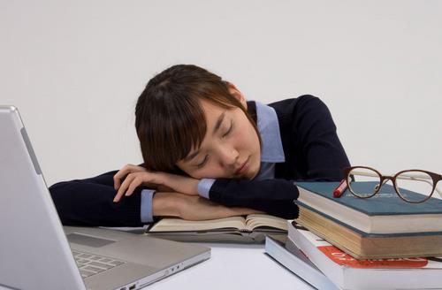 白領女性這些不良坐姿會影響胸部健康