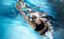 游泳有利于白領緩解頸椎疼痛