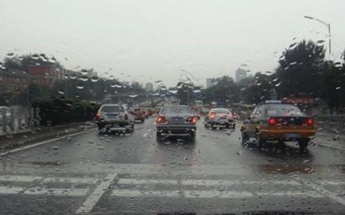 雷陣雨天氣 司機(jī)開(kāi)車(chē)須注意什么
