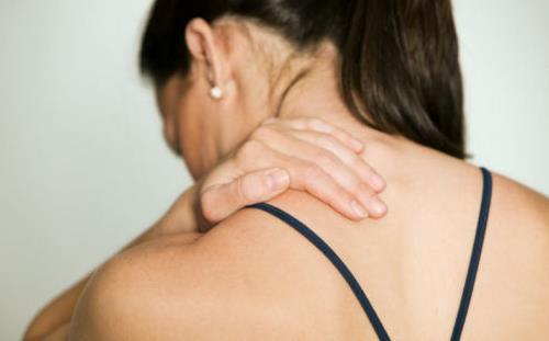 白領(lǐng)久坐缺動(dòng)肩酸 怎緩解防惡性循環(huán)