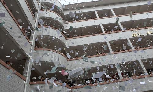 過度宣泄：解讀高考前學生撕書