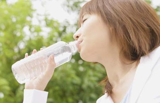 起床后先喝一杯水 喝對第一杯水好處多多