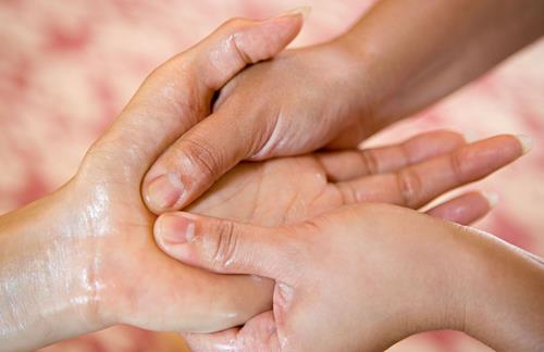 冬季干燥手部的按摩護理