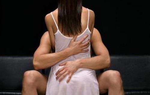 夫妻享受性生活也不忘健康!