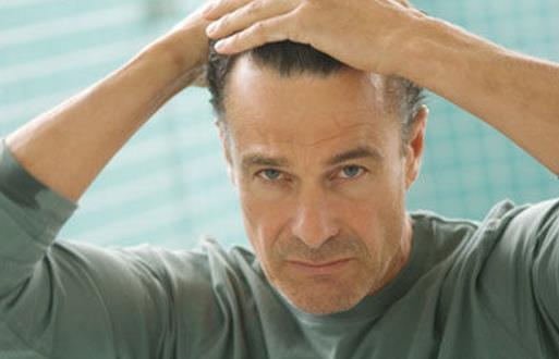 <p>男性為什么會有皺紋呢？因為神經內分泌功能減退，蛋白質合成率下降，真皮層的纖維細胞活性減退或喪失，膠原纖維減少、斷裂，導致皮膚彈性減退，眼角皺紋增多，以及日曬、干燥、寒冷、洗臉水溫過高、表情豐富、吸煙等導致纖維組織彈性減退，導致眼周皺紋增加。由于眼輪匝肌長期收縮引起的動力性皺紋，細紋呈放射狀。那么男人有皺紋怎么辦呢？</p> <p style="text-align: center"></p> <p><strong>男人有皺紋怎么辦：</strong></p> <p><strong>認真潔面</strong></p> <p>空氣塵埃很容易附著在肌膚上，尤其是經常面對電腦的男士，輻射和臟東西都會讓肌膚失去原有的彈性，容易滋長皺紋。所以，一定要注意清潔，弱酸性的潔面產品可以溫和去除面部雜質，并且保持肌膚水分，潔面時應該先在手心充分打出泡沫，然后輕揉面部，切忌大力揉搓。</p> <p><strong>注意防曬</strong></p> <p>在陽光暴曬下也容易出現皺紋，因為肌膚暴曬下會失去大量的水分，使肌膚加速衰老死亡，從而使肌膚失去彈性。那么如何去皺紋呢？</p> <p>去皺紋的方法中，防曬絕對是不分季節的。防曬不只是在夏季，冬季通樣也是需要的。只要外出活動，那么就應該堅持使用防曬霜，特別是在戶外共工作的男士們更一改注意做好防曬的工作，來減少日曬對肌膚造成的傷害。</p> <p><strong>去皺偏方</strong></p> <p>1、將桔子連皮搗爛，浸入醫用酒精，加以適量蜜糖，放一周后取出使用。</p> <p>2、香蕉搗爛后，加半湯匙橄欖油，攪攔均勻，涂在臉上。</p> <p>3、西瓜皮用清水洗凈后擦面，然后用清水沖洗凈，可以使皮膚清爽潤滑。</p> <p>4、絲瓜能去皺，將絲汁混合酒精及蜜糖，把汁液涂在臉上，待干后再用清水洗凈。</p> <p>5、黃瓜有潔臉作用。把黃瓜切成薄片甫在清潔的面部，能使肌膚嬌嫩潤滑，清除皺紋。</p> <p>6、西紅柿是護膚佳品，可以把它切碎壓成汁，加少許蜂蜜調勻，涂抹面部，去皺紋效果好。</p> <p>7、南瓜子中含有類似性激素樣的物質，對面部皮膚有保護作用。</p> <p>8、草莓切片貼面效果好。</p> <p>9、把栗子搗為細末，以蜂蜜調勻涂面，能使臉面光潔，皺紋舒展。</p> <p><strong>表情管理</strong></p> <p>臉上出現皺紋，這與日常的表情有著很大的關系。如果經常不自覺的去皺眉或者抬眉毛，這都會損傷到額部肌肉的恢復能力，導致此處的肌肉出現松弛，失去彈性，從而導致出現抬頭紋。這告訴男士們一定要保持著自信，走路時應該抬頭挺胸直視前方，不要只是抬眉不抬頭的看前方，這樣能有效的避免出現抬頭紋。</p> <p><strong>藥膳食譜</strong></p> <p><strong>1、杏仁牛奶芝麻糊</strong></p> <p>原料：杏仁150克，核桃75克，白芝麻、糯米各100克（糯米先用溫水浸泡30分鐘），黑芝麻200克，鮮奶250克，冰糖60克，水適量，枸杞子、果料各適量。</p> <p>制法：先將芝麻炒至微香，與上述原料一起搗爛成糊狀，用紗布濾汁，將冰糖與水煮沸，再倒入糊中拌勻，撒上枸杞子、果料文火煮沸，冷卻后食用。每日早晚各100克。</p> <p><strong>2、生姜大棗茶</strong></p> <p>生姜500克，大棗250克，茴香200克，甘草150克，食鹽100克，丁香、沉香各25克，共研細末，混勻備用。每日清晨，取藥末10～15克，以水煎服或用沸水沖泡后飲用。</p> <p><strong>水分補充</strong></p> <p>缺水會導致皮膚松弛失去彈性，前額會出現皺紋，足夠的水分補充可以提高肌膚含水度，以減輕皺紋的紋路。每天潔面后及時使用補水產品按摩于皺紋部位，可以減輕甚至消除皺紋。</p> <p>如果是天生型抬頭紋，就要尤其注意使用抗老化產品，使用那些能減少細紋、增加皮膚彈性的抗氧化和抗衰老產品。</p> <p><strong>按摩去皺</strong></p> <p>首先用手掌使按摩膏升溫，然后兩手對搓，將按摩膏鋪滿整手。食指和中指呈V字形夾住雙耳，這時候雙手正好托住兩腮，向上用力，感覺臉部向上提升，重復這個動作即可。一邊用手掌托住臉頰向上提，一邊嘴角也要有意識地上提。這個時候重要的是要意識到最里面的牙也有上提的感覺。</p>