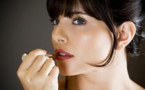 教你畫(huà)出水潤(rùn)性感紅唇！