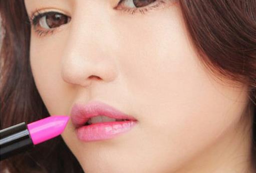 涂抹口紅技巧 讓雙唇性感迷人