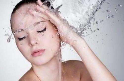 掌握晚間皮膚保養步驟 小臉水潤有光澤