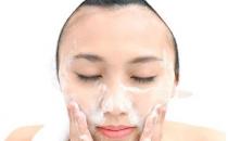 早上只用清水洗臉？使用洗面奶才是正確