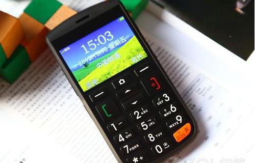 選老人手機(jī):莫單求“大”