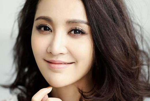 教時(shí)髦短發(fā)MM怎么畫(huà)彩妝