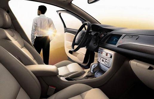 夜間會車如何避免對方的遠光燈?