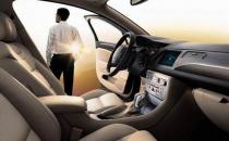 夜間會車如何避免對方的遠光燈？