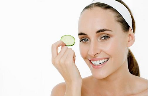 為何痘痘偏愛右臉頰？